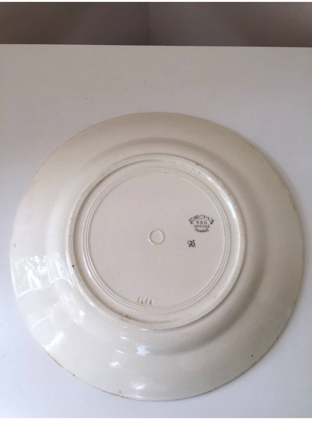 Plat de service en terre de fer Digoin KG, décor Chantal