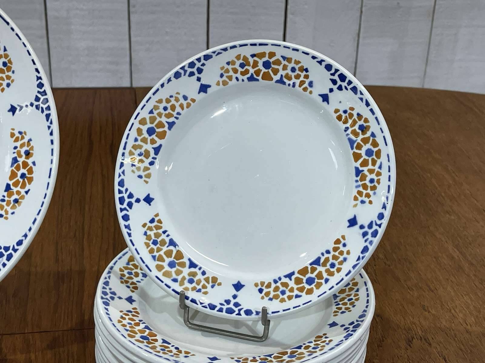 Saint Amand dinner service from the 1950s - 29 pieces.