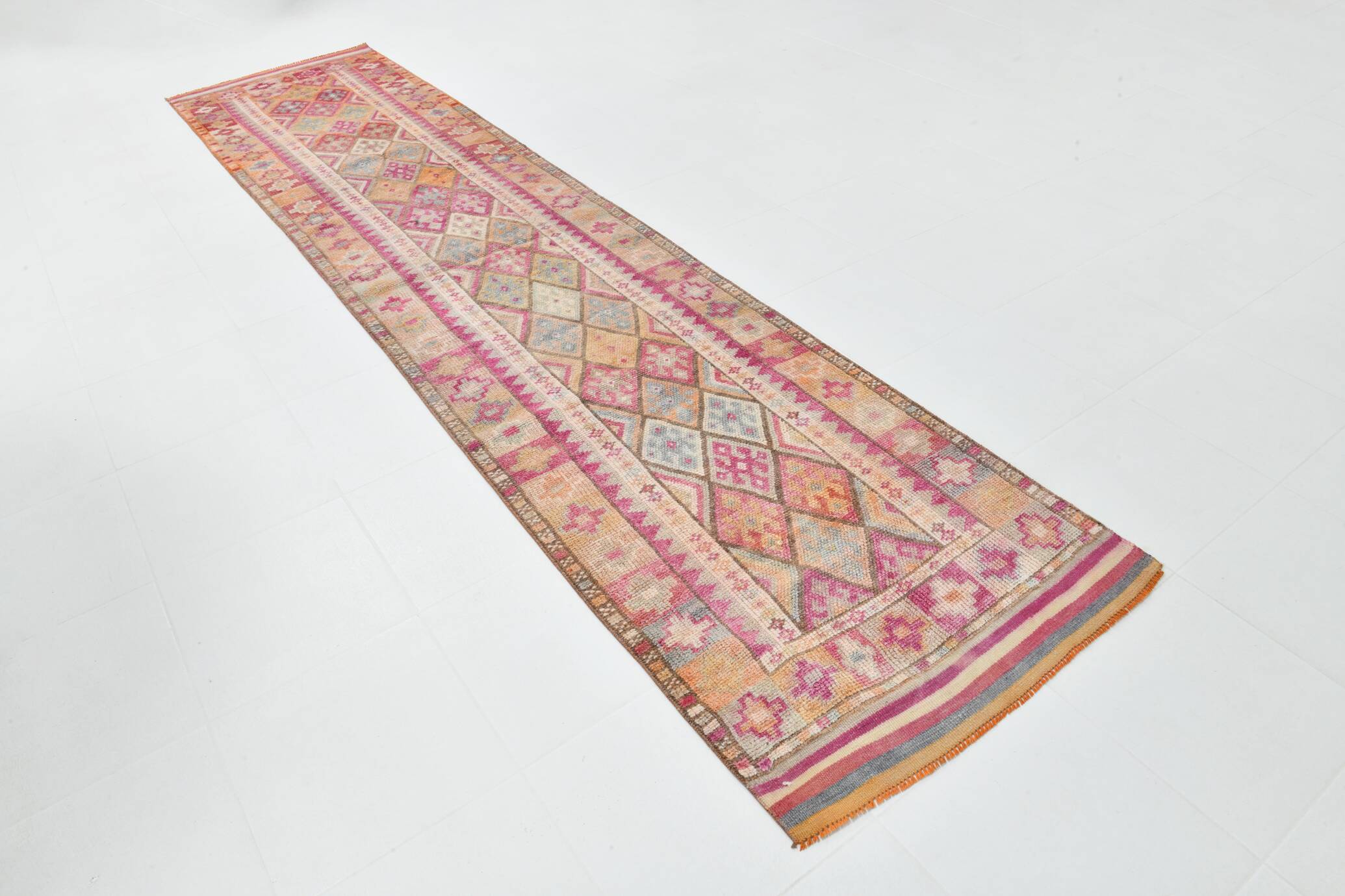 Tapis couloir kilim vintage, Tons pastel rose, bleu et beige, 94x409