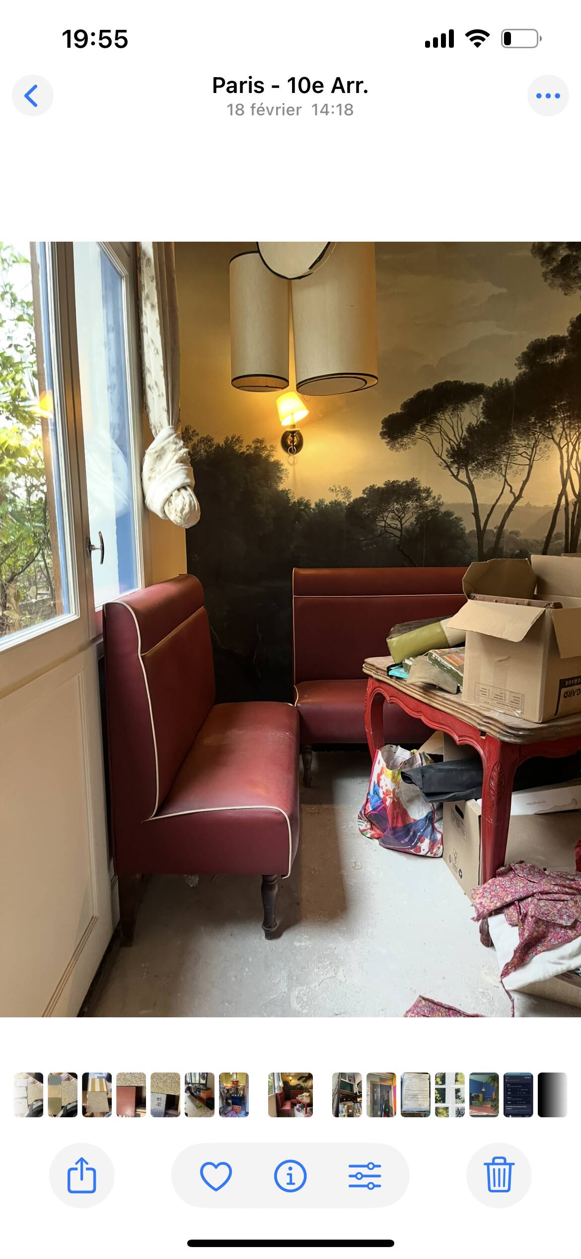 Restaurant-style bench in Bordeaux faux leather.