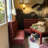 Restaurant-style bench in Bordeaux faux leather.