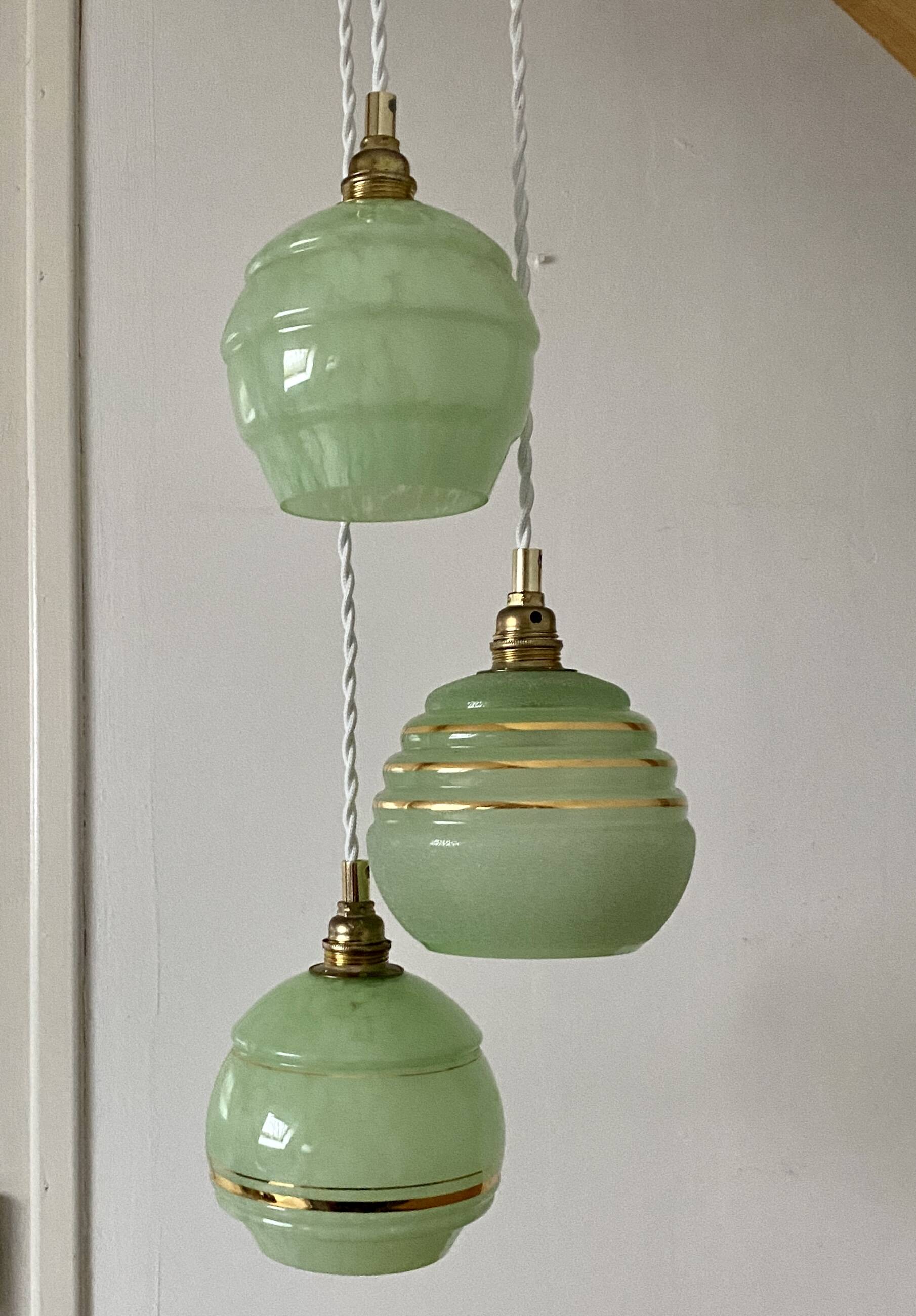 Suspension triple globes vintage art déco en verre vert et doré