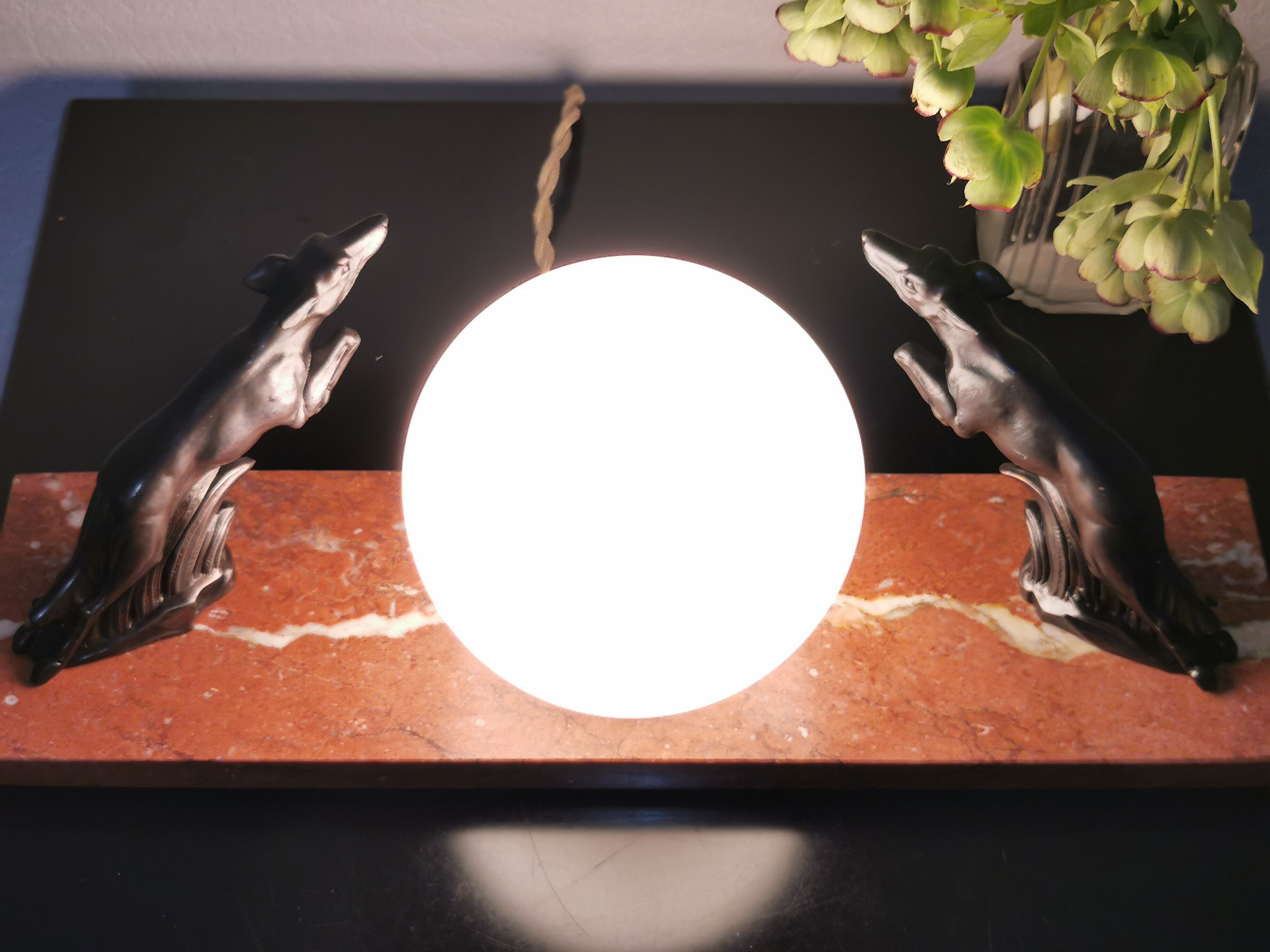 Art deco lamp, marble, globe, opaline and greyhounds in regulation, 1930