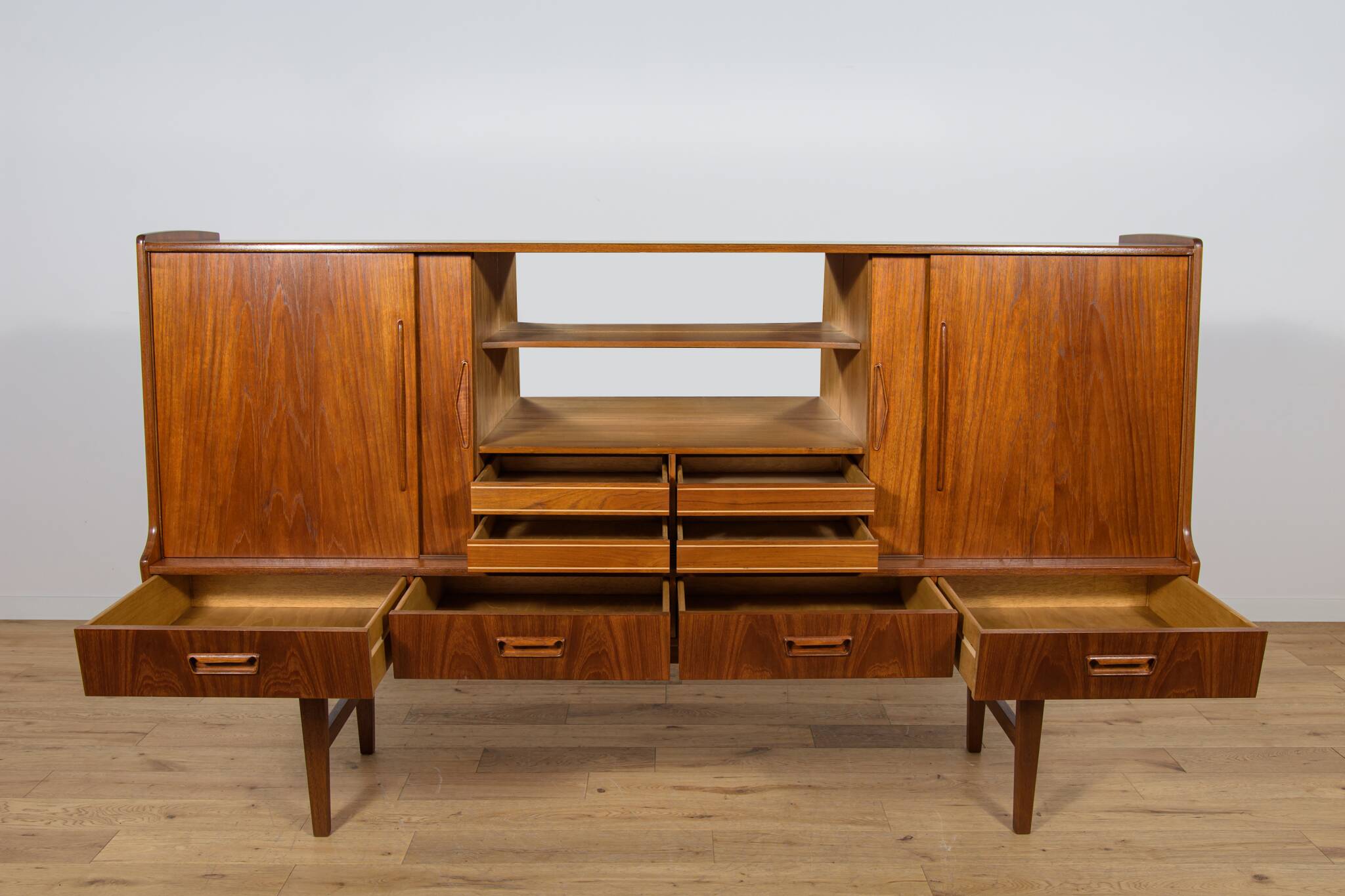 Buffet haut en teck de style moderne du milieu du siècle, fabriqué par Farso Mobelfabrik, Danemark.