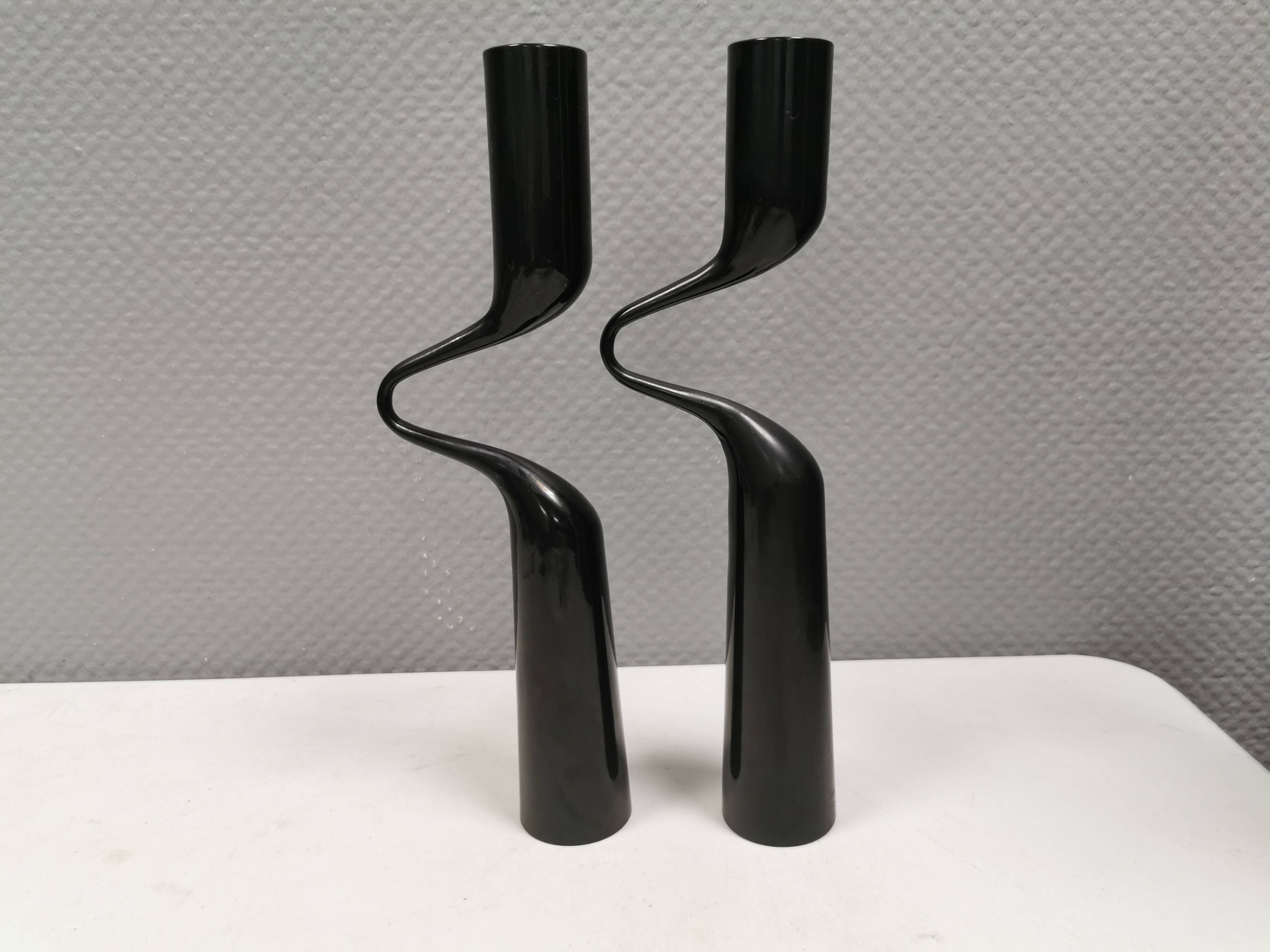 Ensemble de deux chandeliers noirs Conçu par Mikaela Dörfel pour Menu Danemark