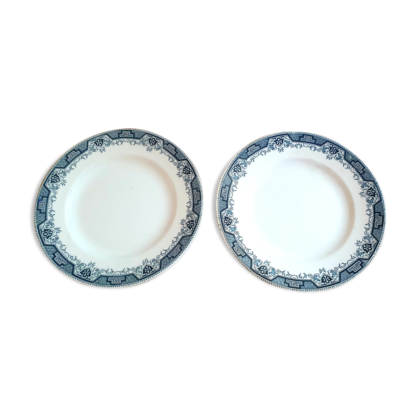 Pair of dishes on light standing saint amand morocco collection