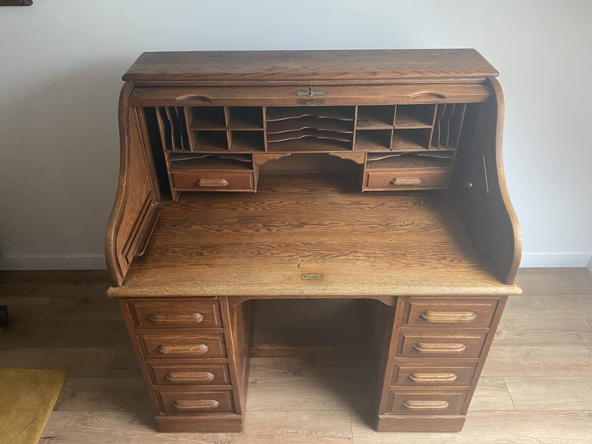 American roll-top desk in solid oak, also known as "Roll desk top".