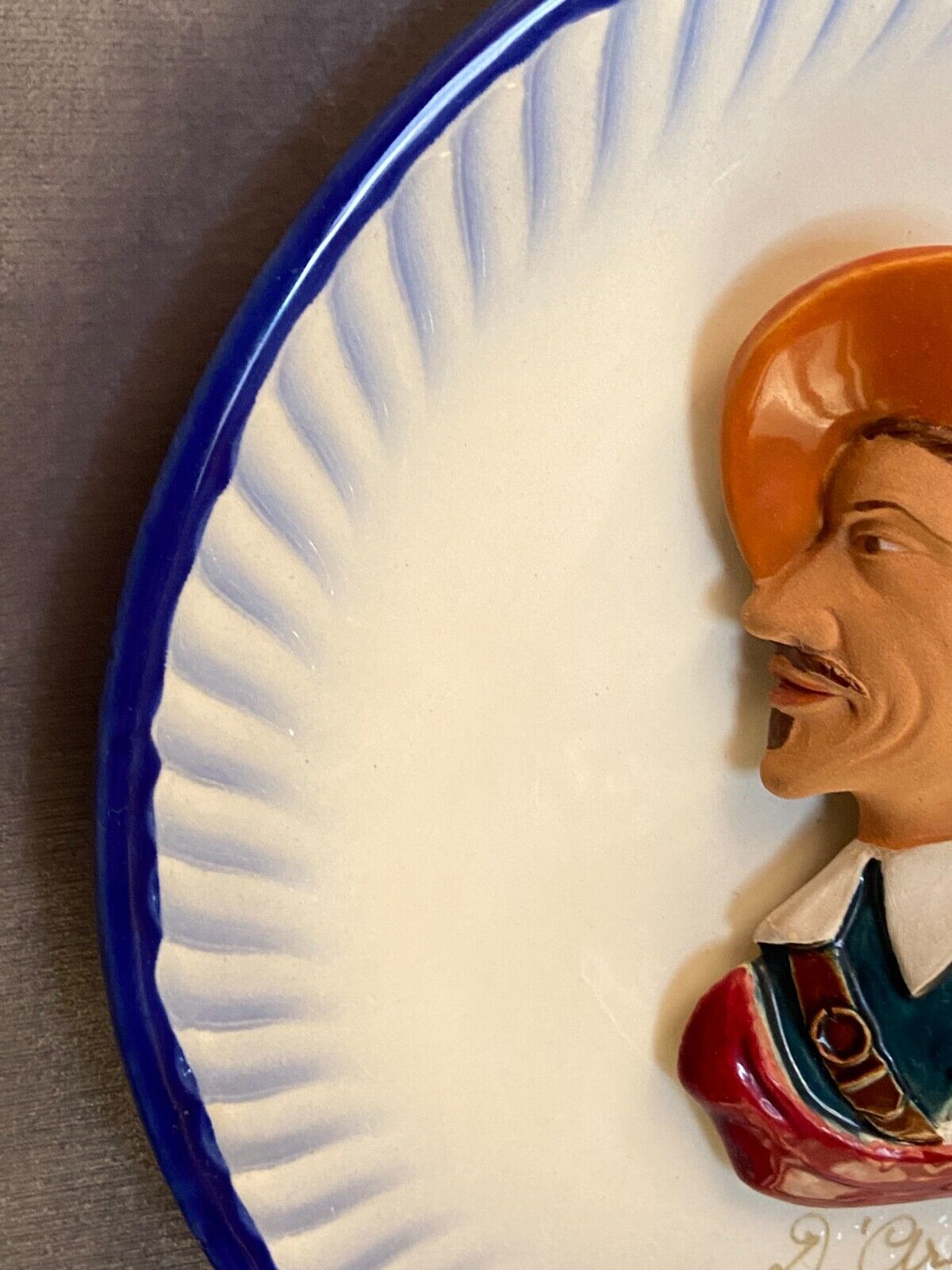 Assiette en faïence à décor bas relief au profil de d'Artagnan