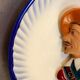 Assiette en faïence à décor bas relief au profil de d'Artagnan