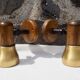 Paire d'appliques en bois et métal doré