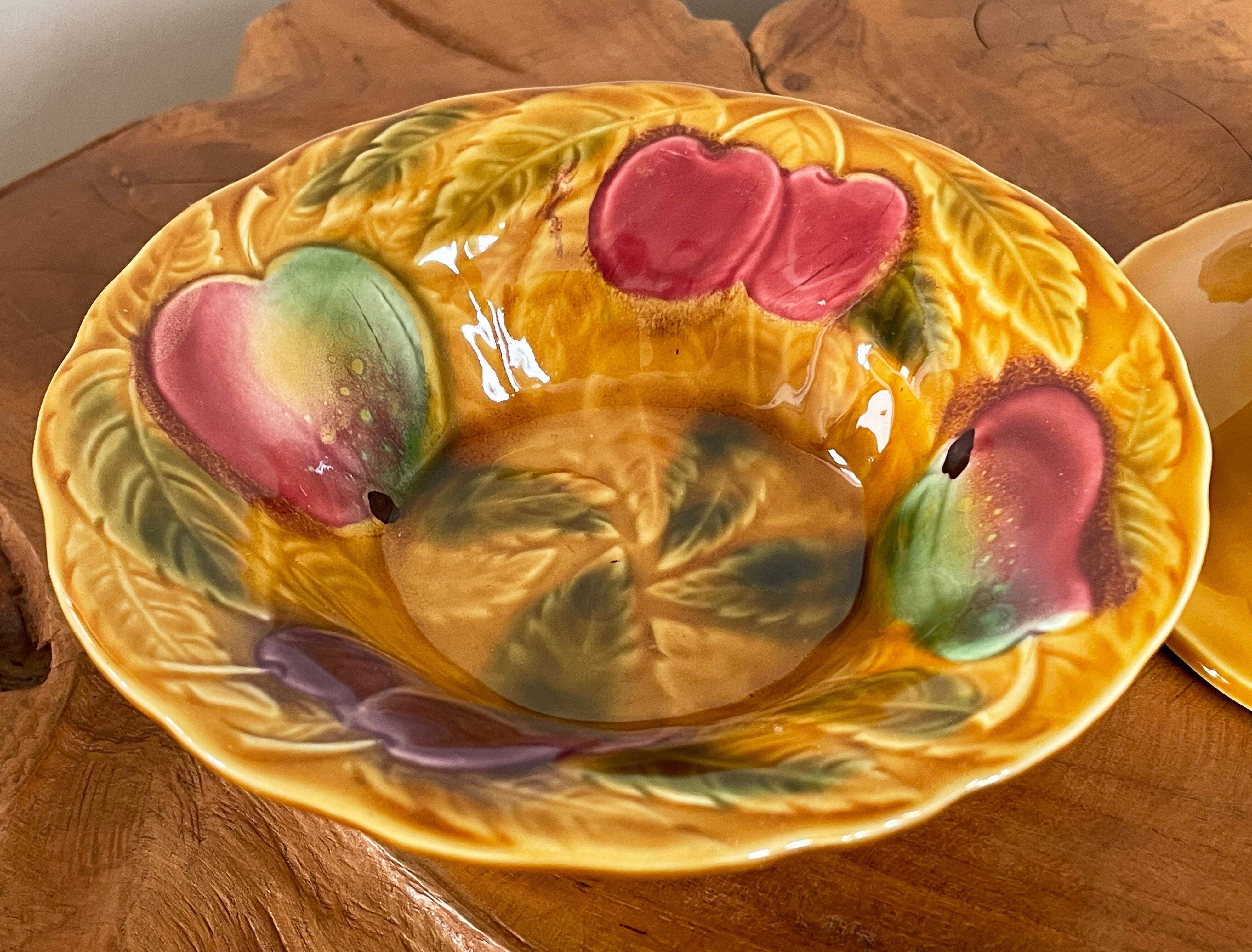 Paire de bols de service Sarreguemines Majolica représentant des fruits et des feuilles, Barbotine des années 1980