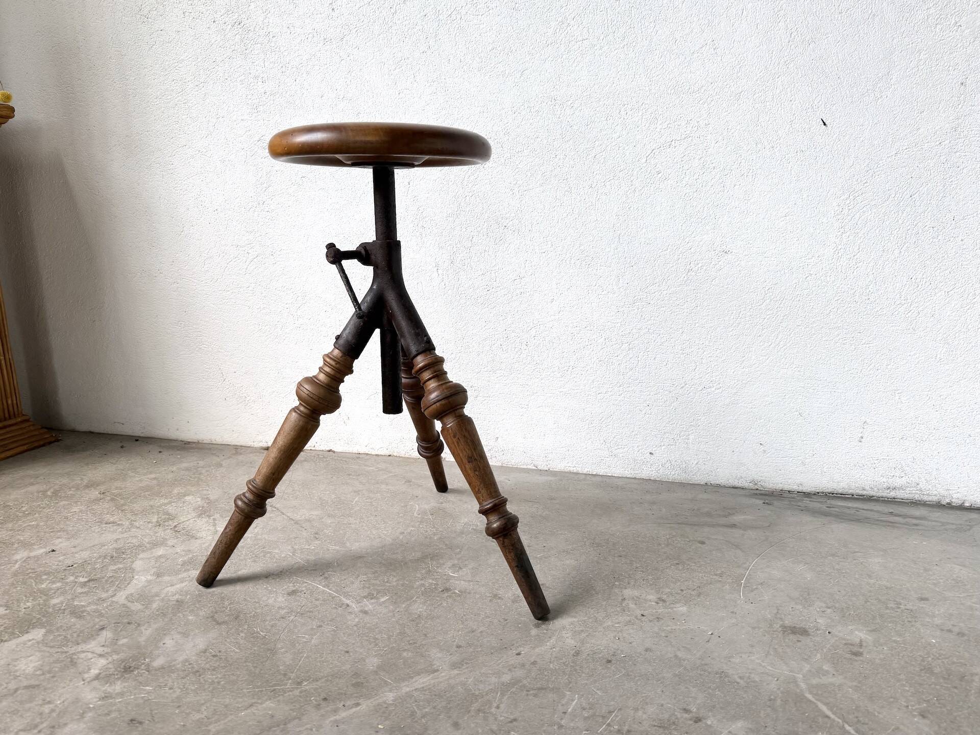 Tripod workshop stool in turned wood and cast iron — circa 1900