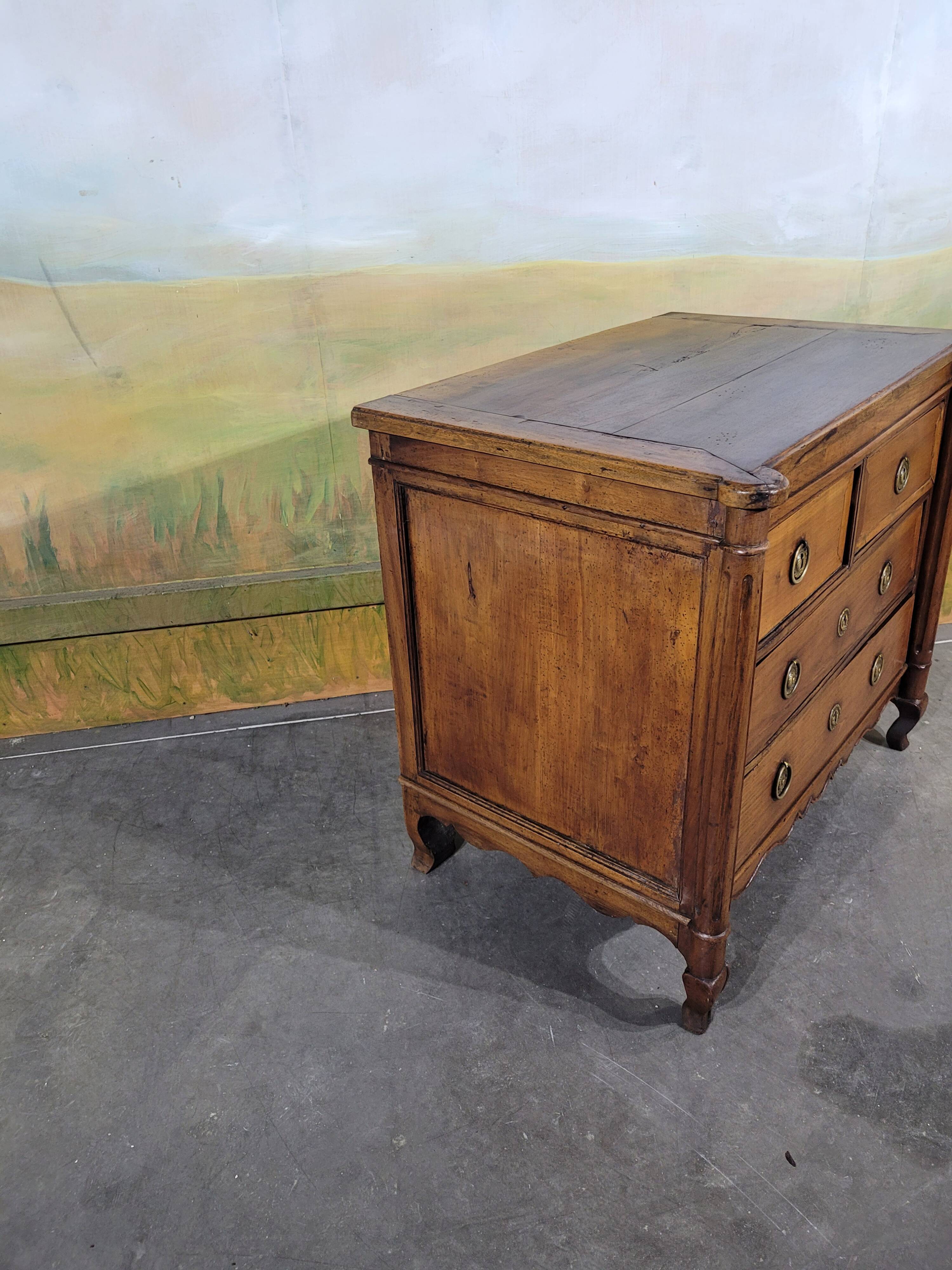 Small 18th-century chest of drawers in walnut and cherry wood.