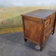 Small 18th-century chest of drawers in walnut and cherry wood.