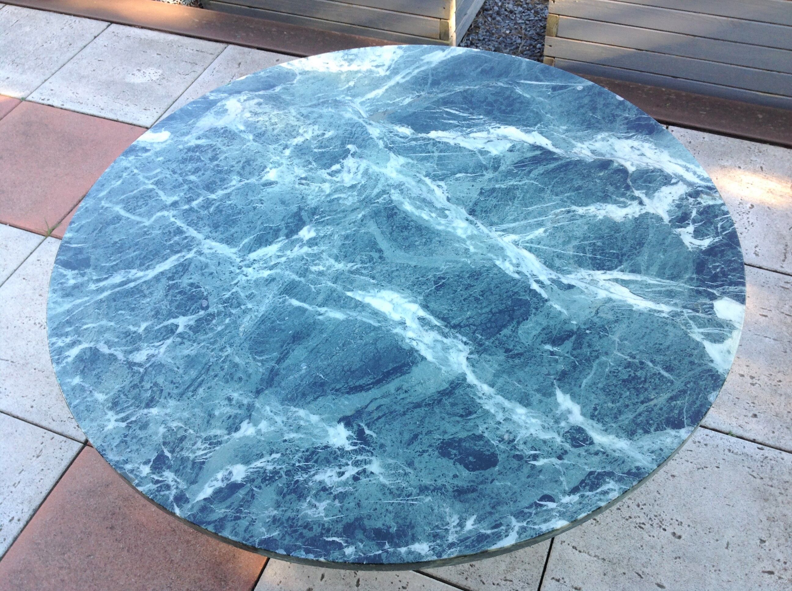 Round coffee table in green marble and chrome / vintage base 60s-70s