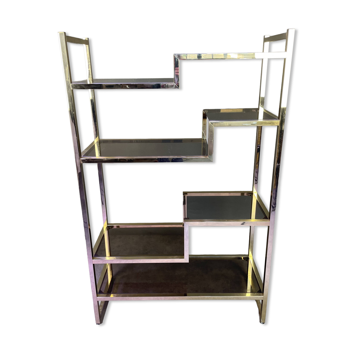 Etagère italienne en métal doré et verre fumé
