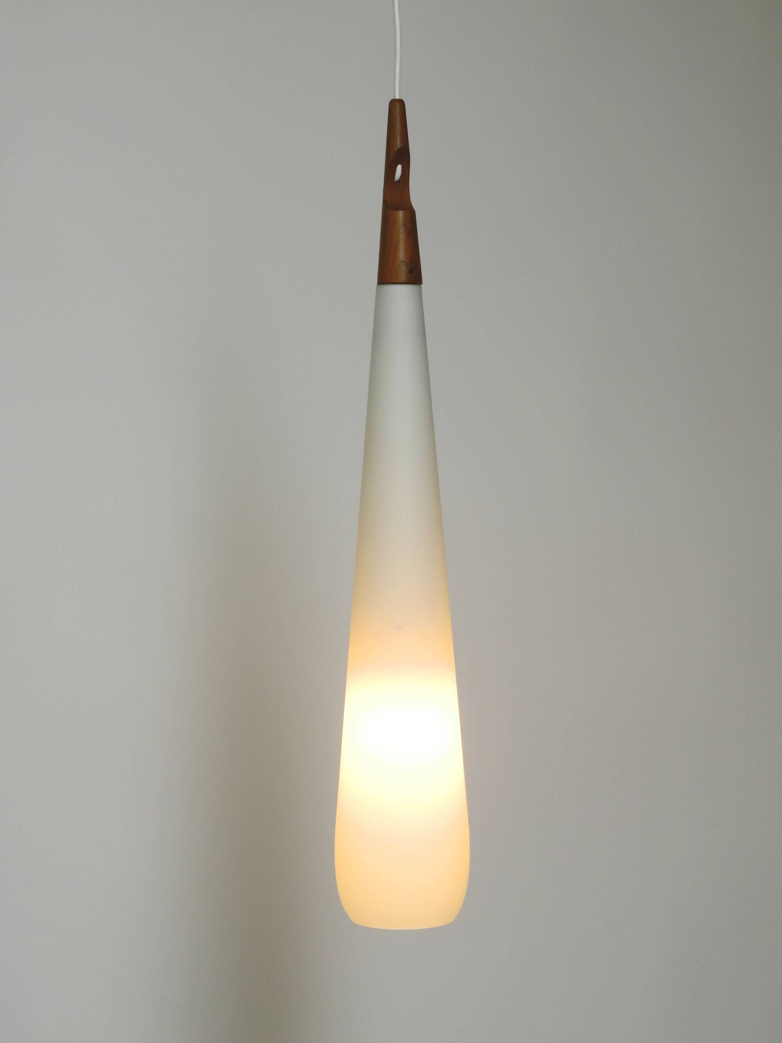 Rare Uno & Östen Kristiansson pendant lamp in opal glass and teak | Made by