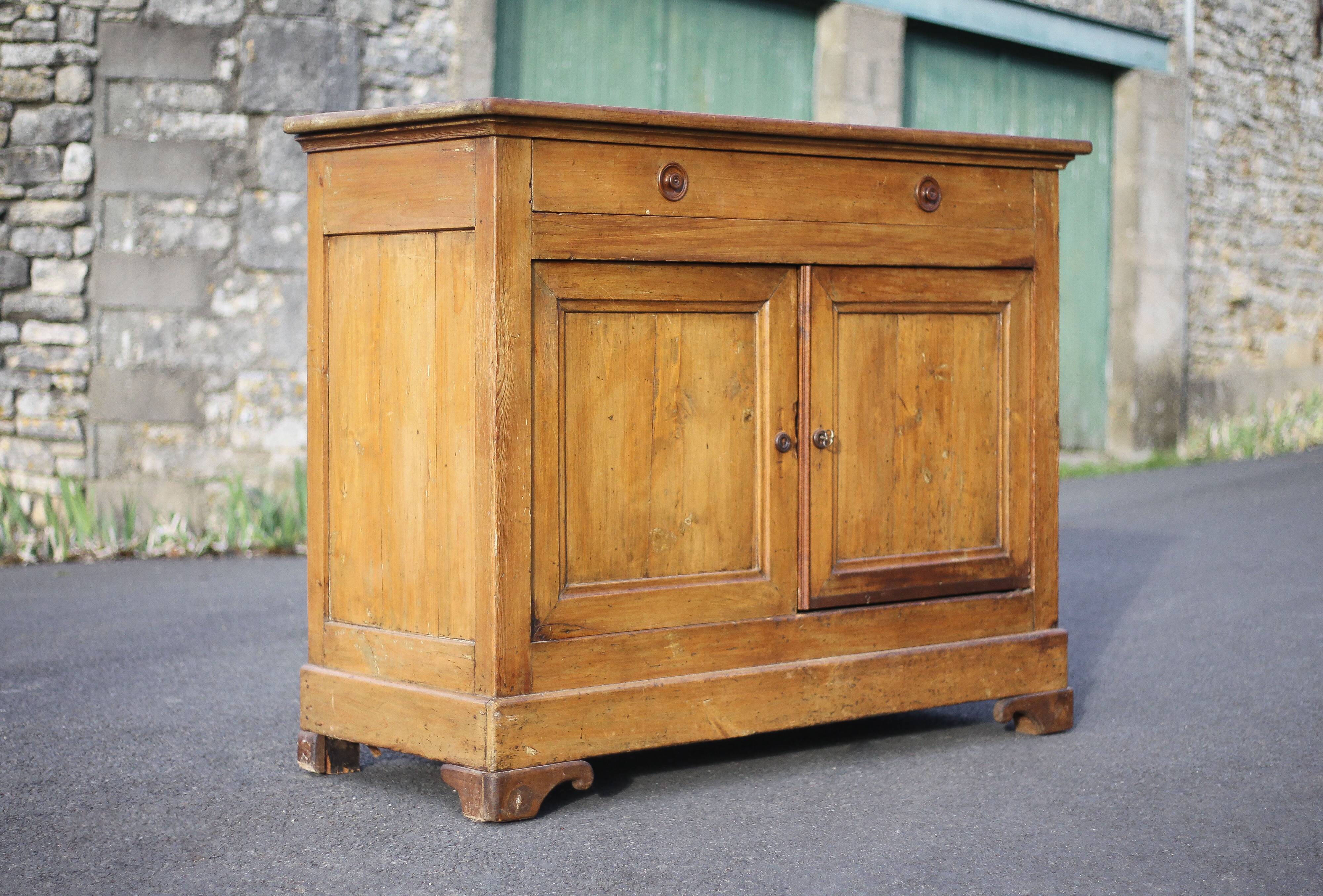 Low wooden sideboard, chest, storage unit, interior decoration Measurement: Length 140 cm. Height