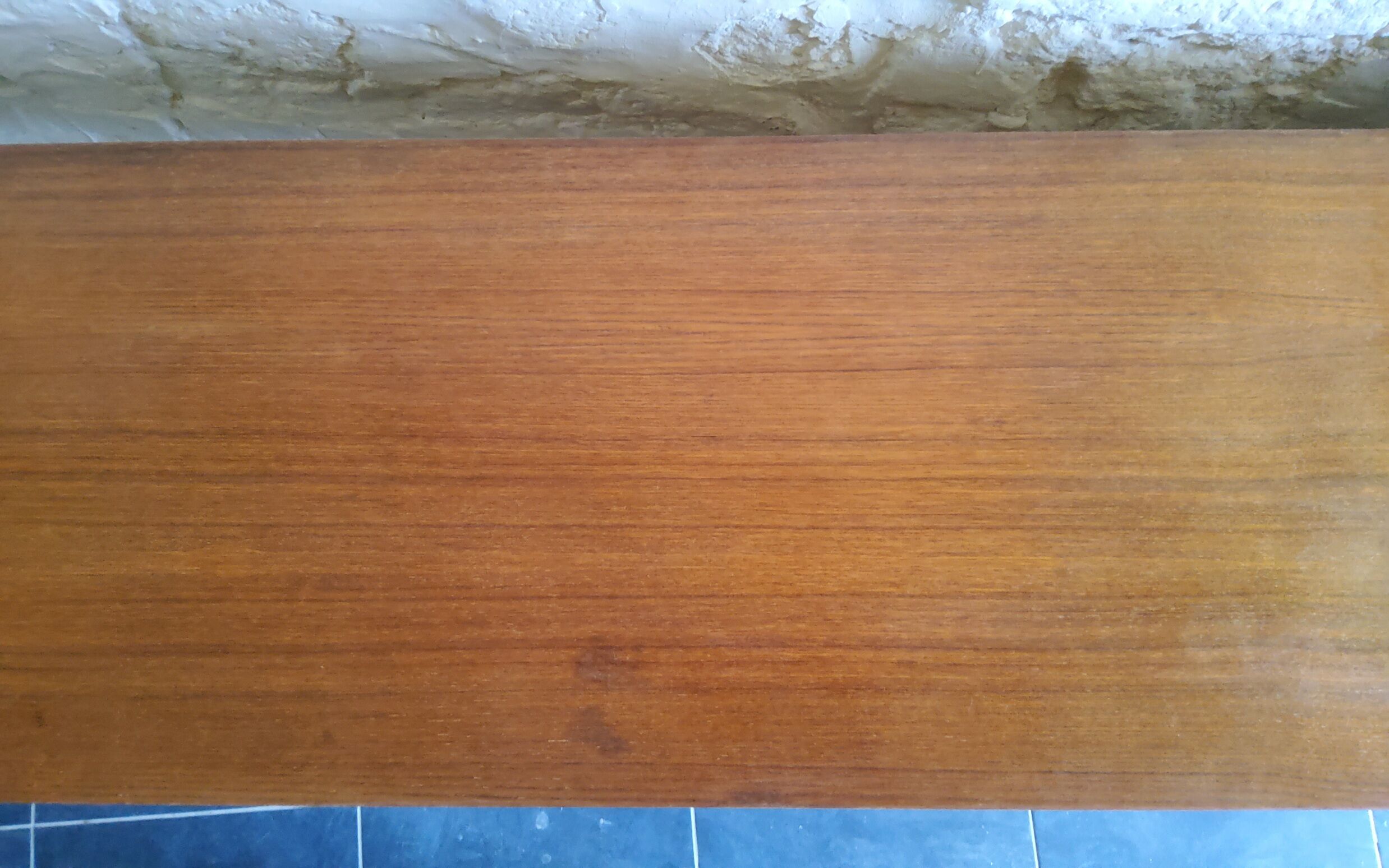 Sidbeoard with sliding doors and ceramic decoration