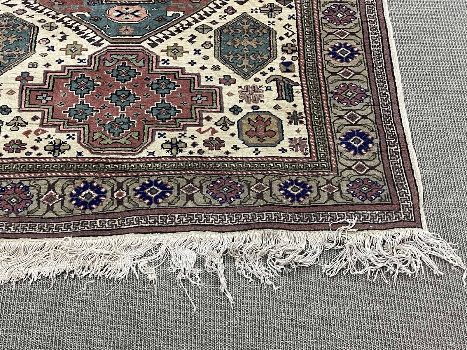Handmade Iranian wool rug - 1.90m x 1.25m
