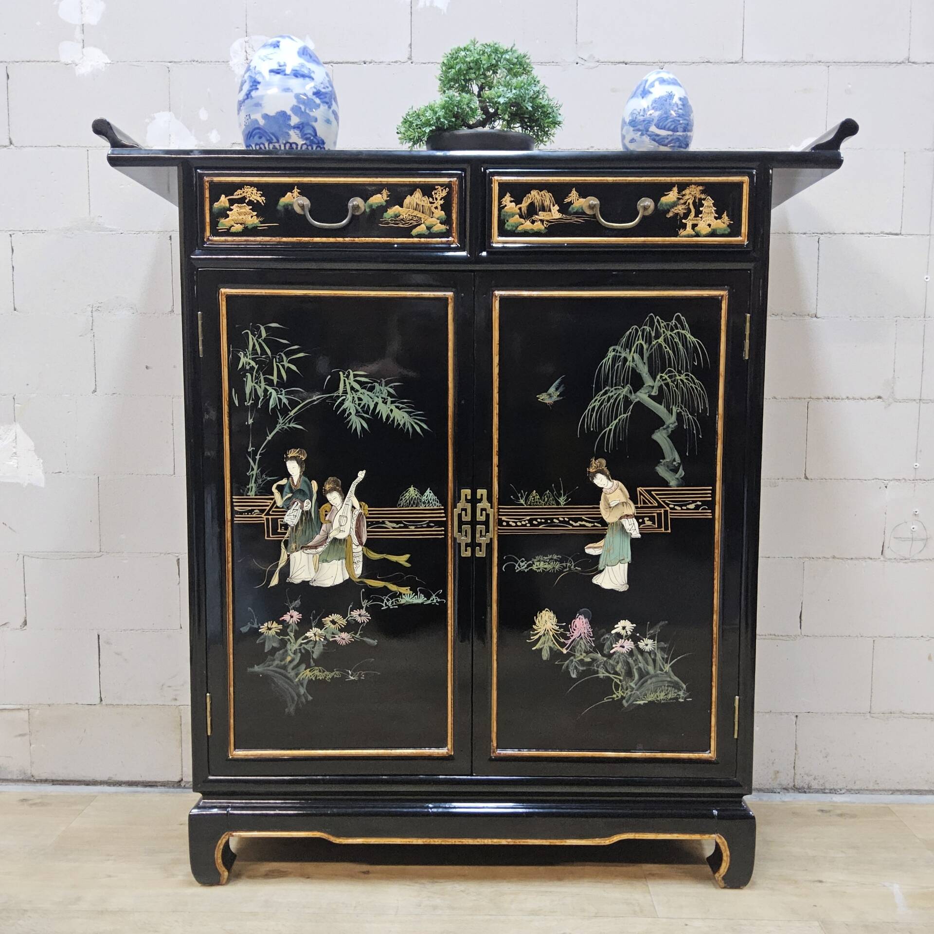 Vintage Chinese side table / cabinet / lacquered cabinet / bohemian