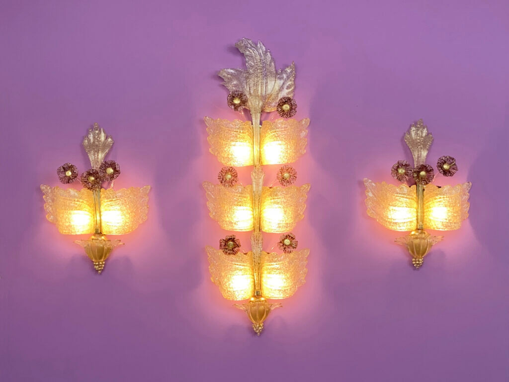 Trio / Ensemble de 3 appliques "Grand Hotel" par Barovier & Toso, Murano, Italie, années 1950. Verre vénitien avec de la poussière d'or et des fleurs en verre violet.