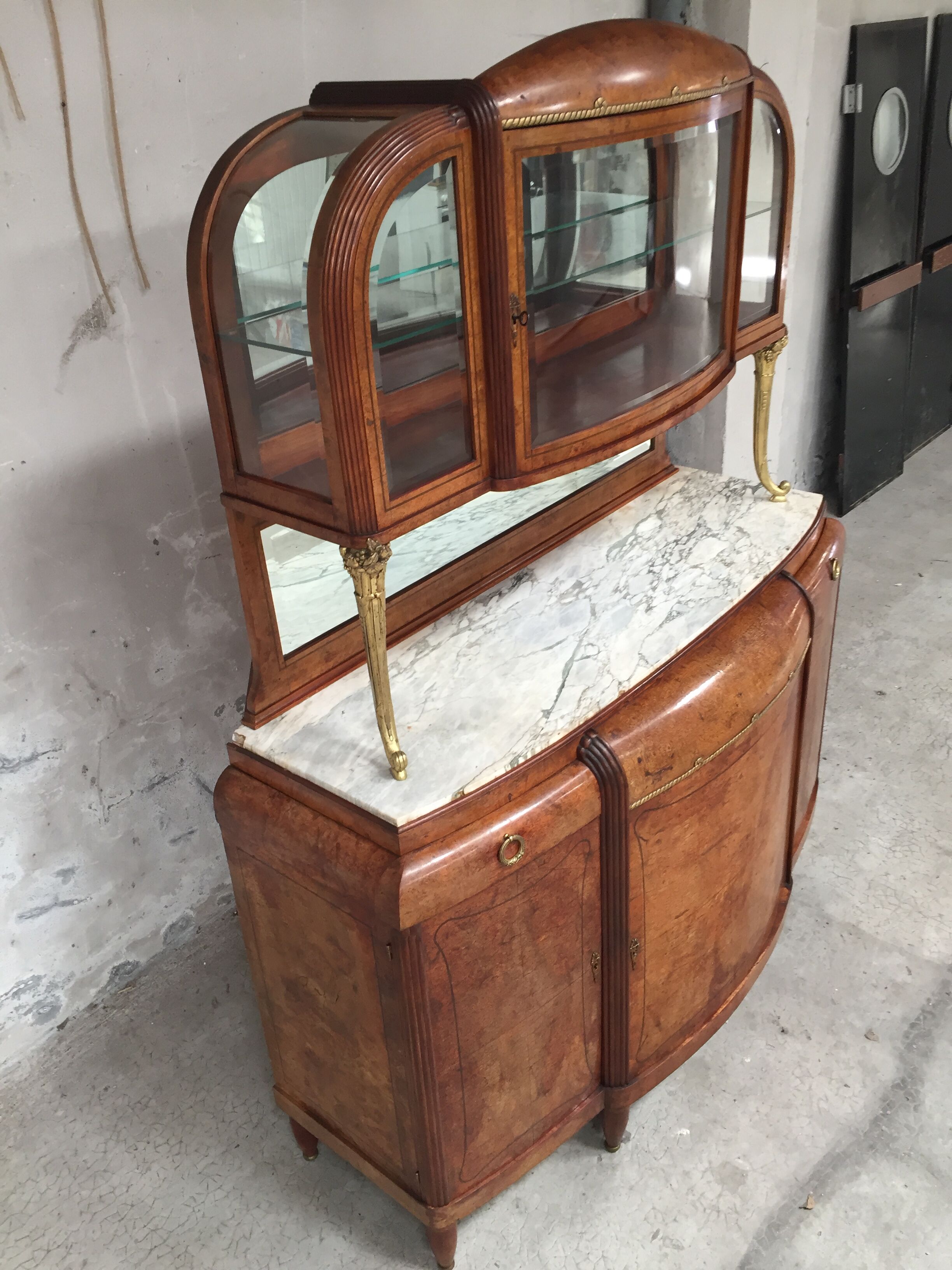 Meuble d'ébéniste art déco en loupe d'orme et bronze