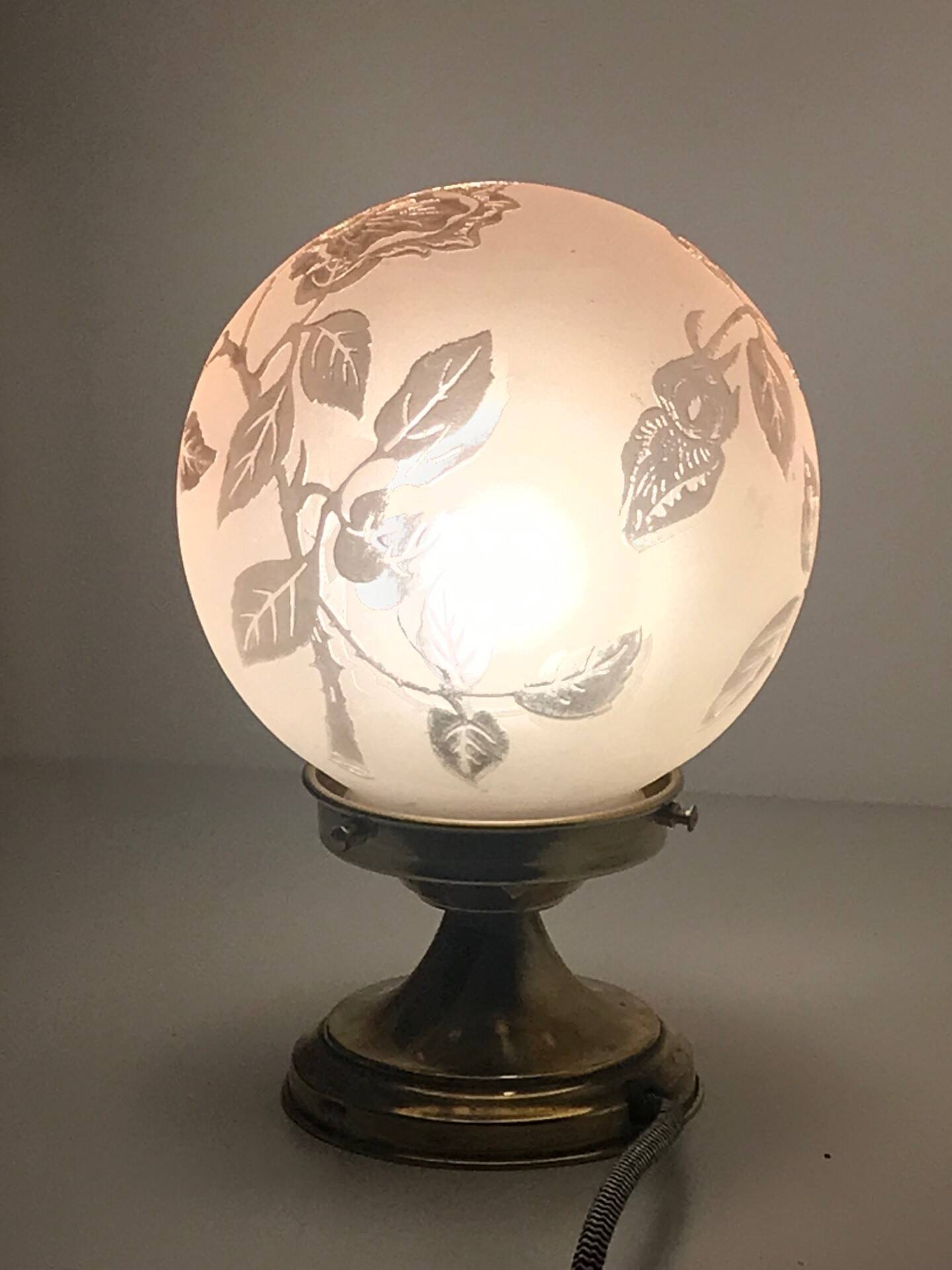Deveau vintage globe table lamp