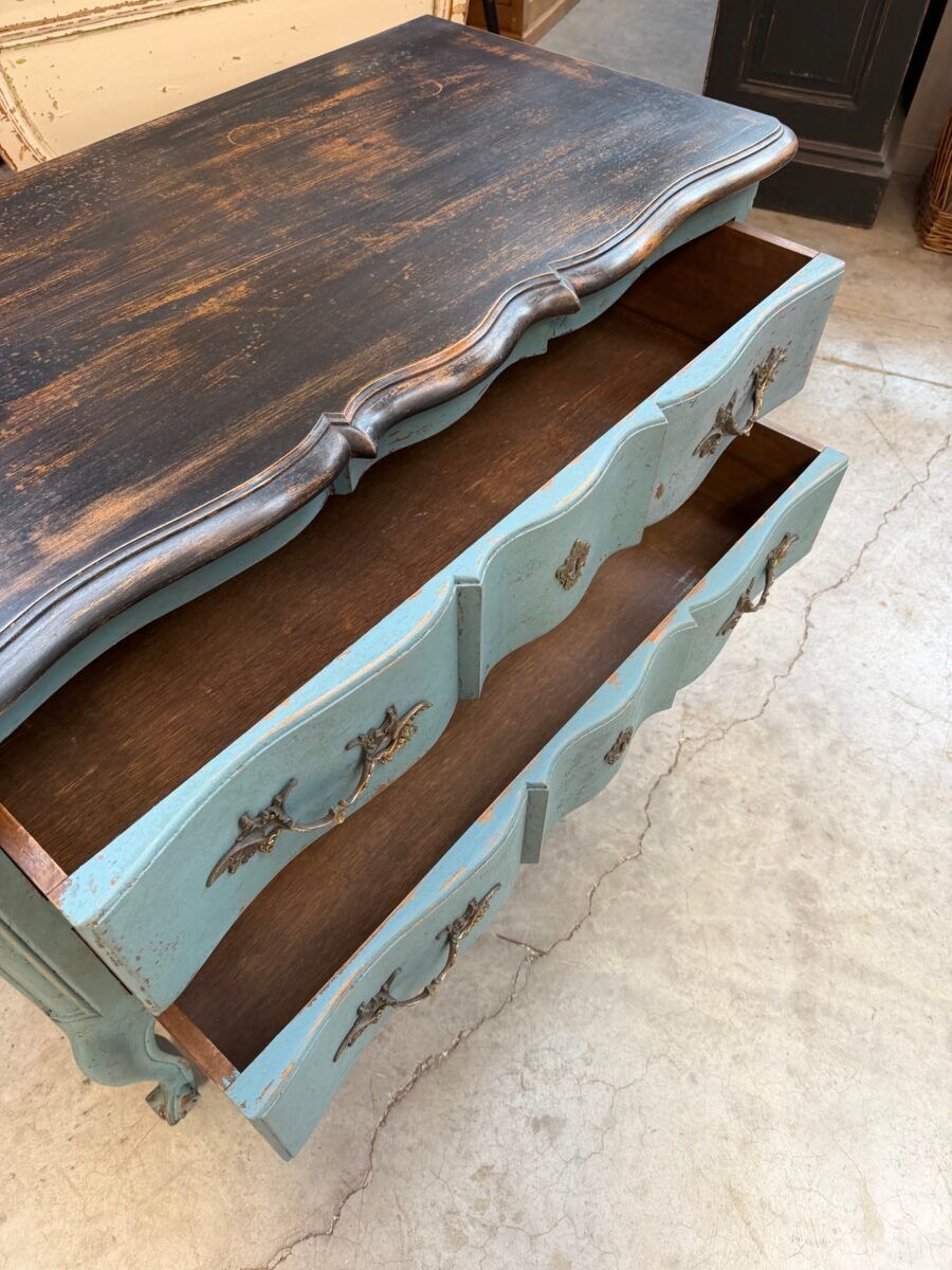 Commode de style Louis XV en noyer
