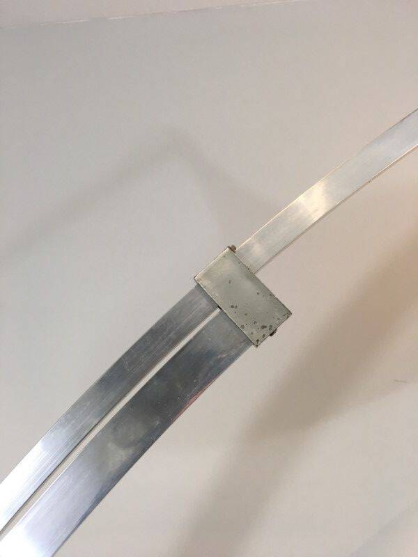 Rare lampadaire de parquet de style Arco en aluminium brossé, réflecteur conique en plastique blanc et socle de marbre carré