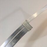 Rare lampadaire de parquet de style Arco en aluminium brossé, réflecteur conique en plastique blanc et socle de marbre carré