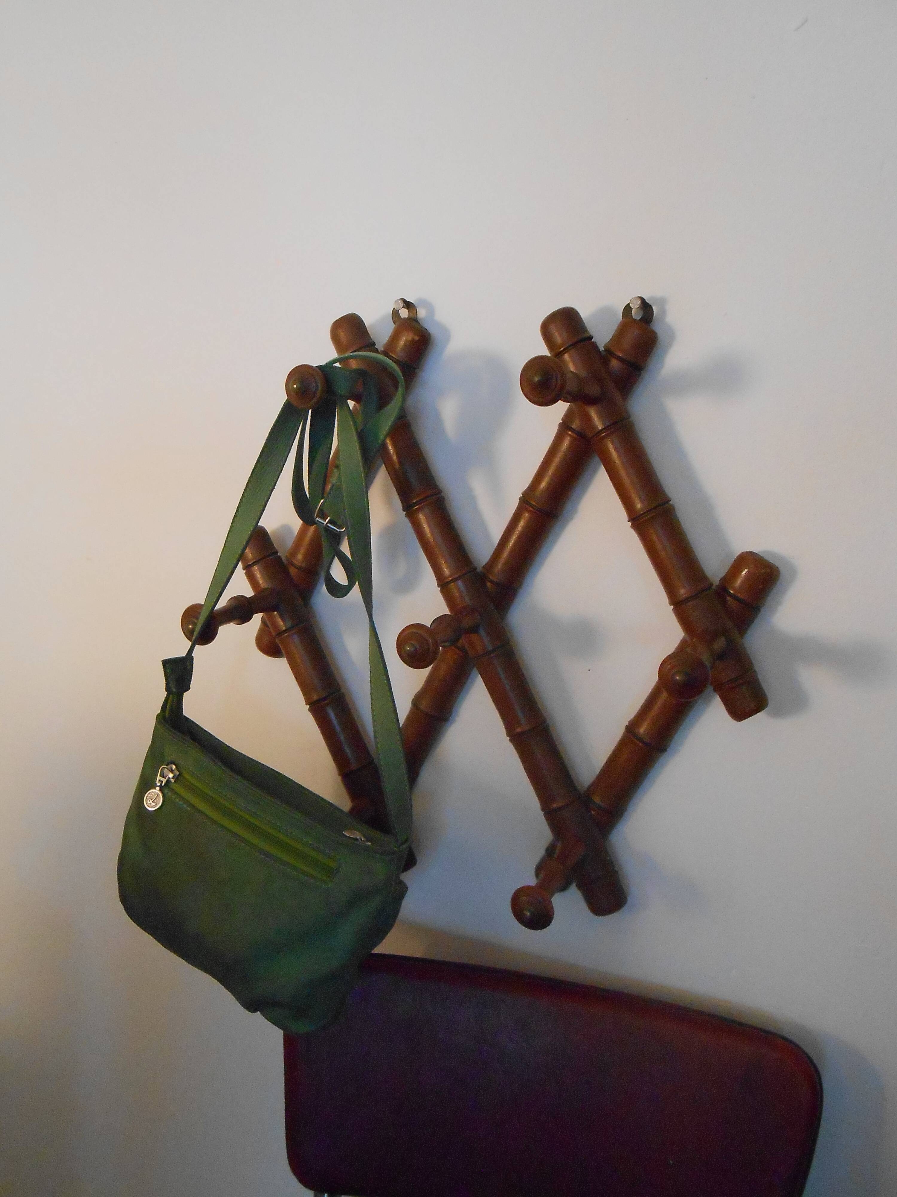 1900 accordion coat holder