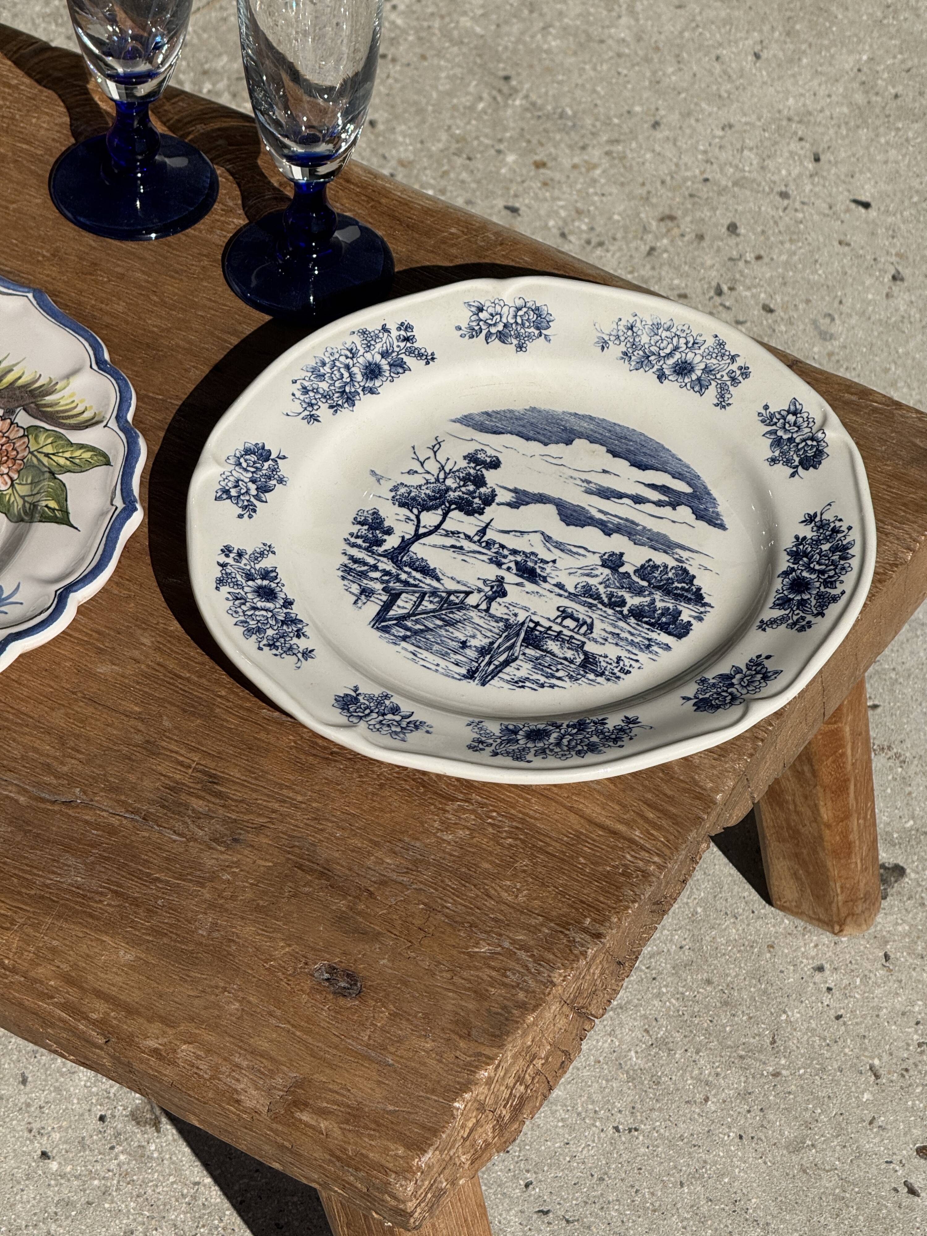Assiette ancienne en faïence à décor de paysage bleu D24,5