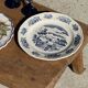 Assiette ancienne en faïence à décor de paysage bleu D24,5