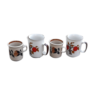 Set of 4 mismatched mugs, flower pattern, so vintage 70's