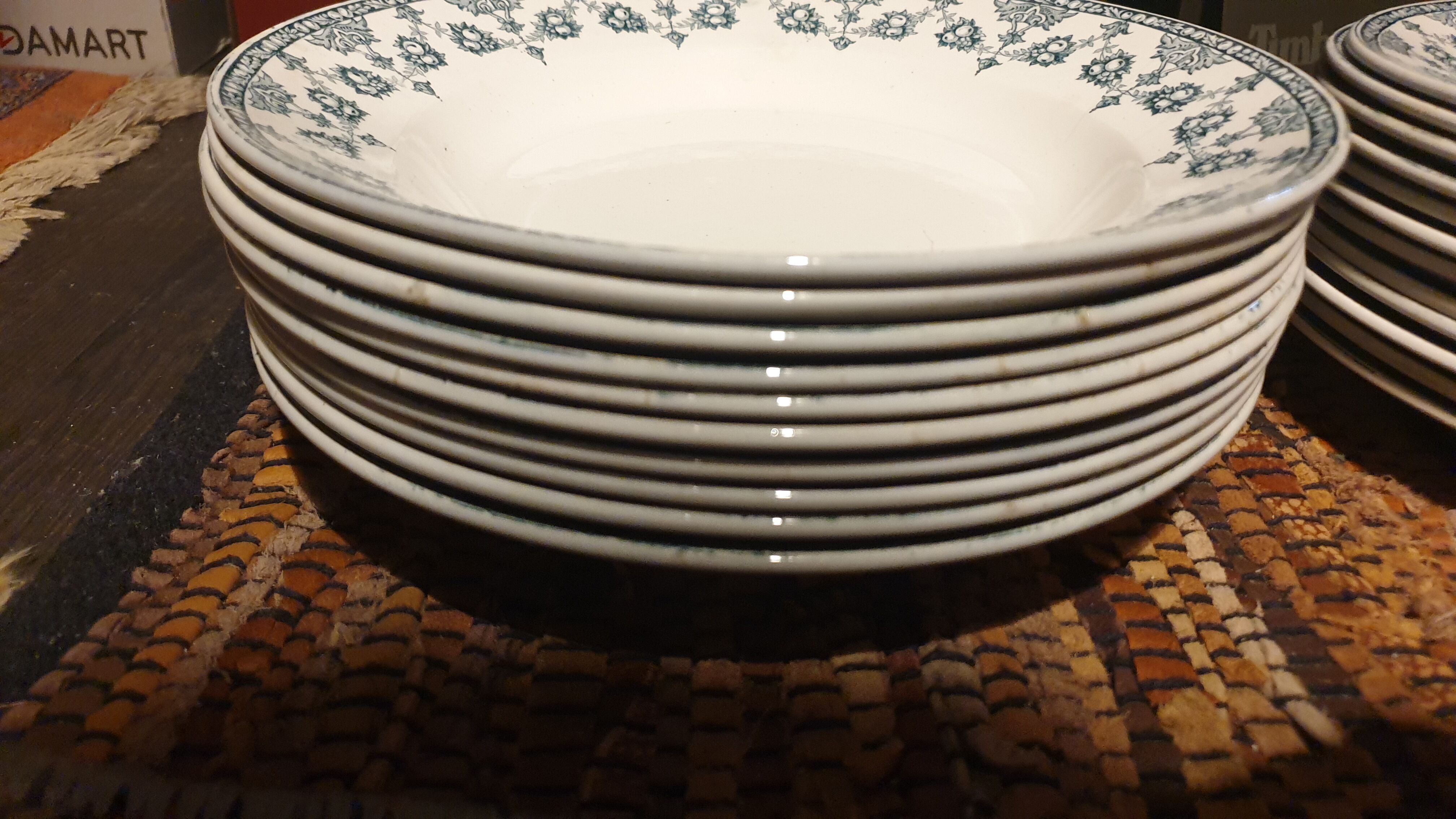 Set of 12 flat plates and 10 hollow plates in iron earth