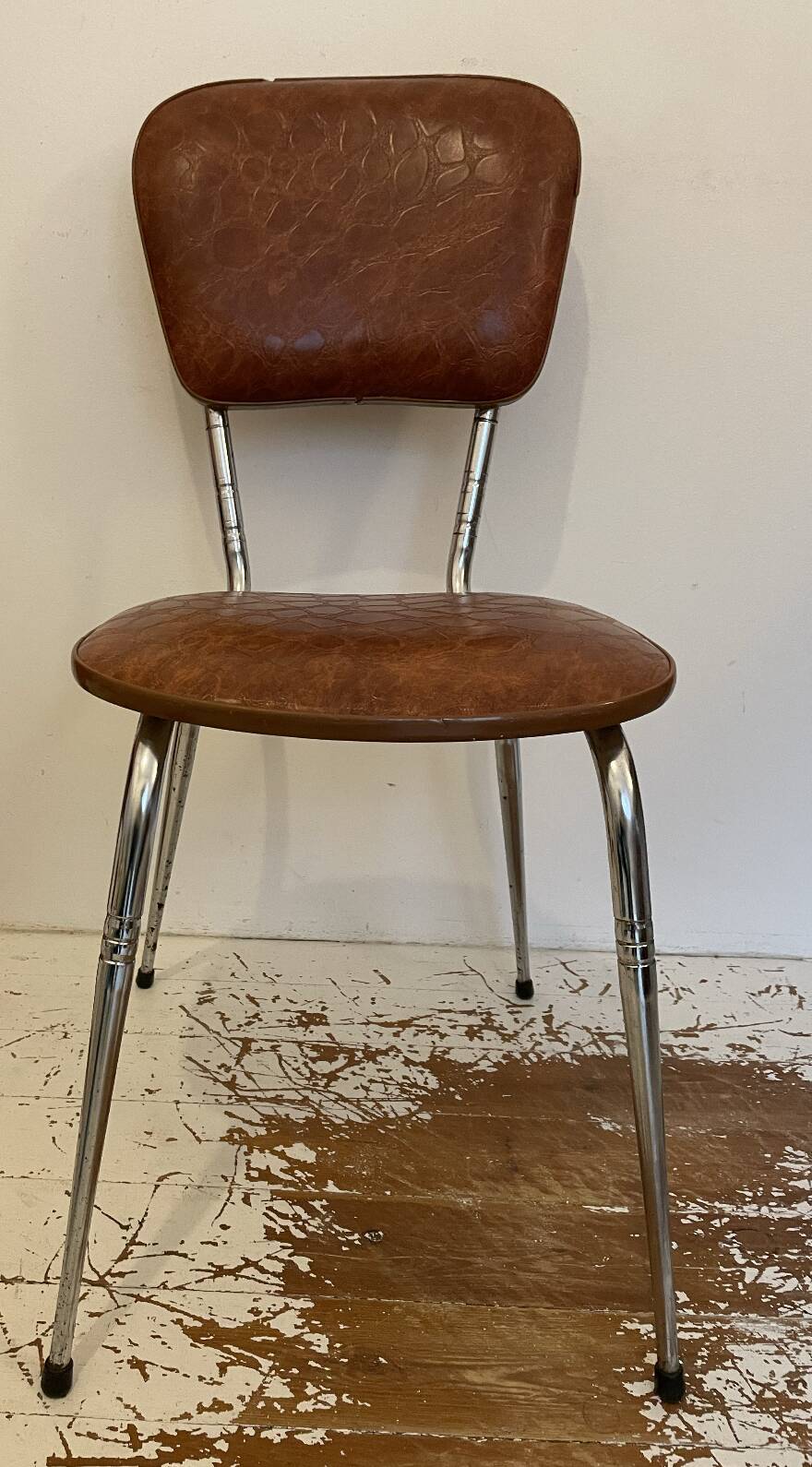 Chaise vintage en skaï marron