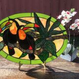 Vitrail de style art déco représentant un couple de toucans