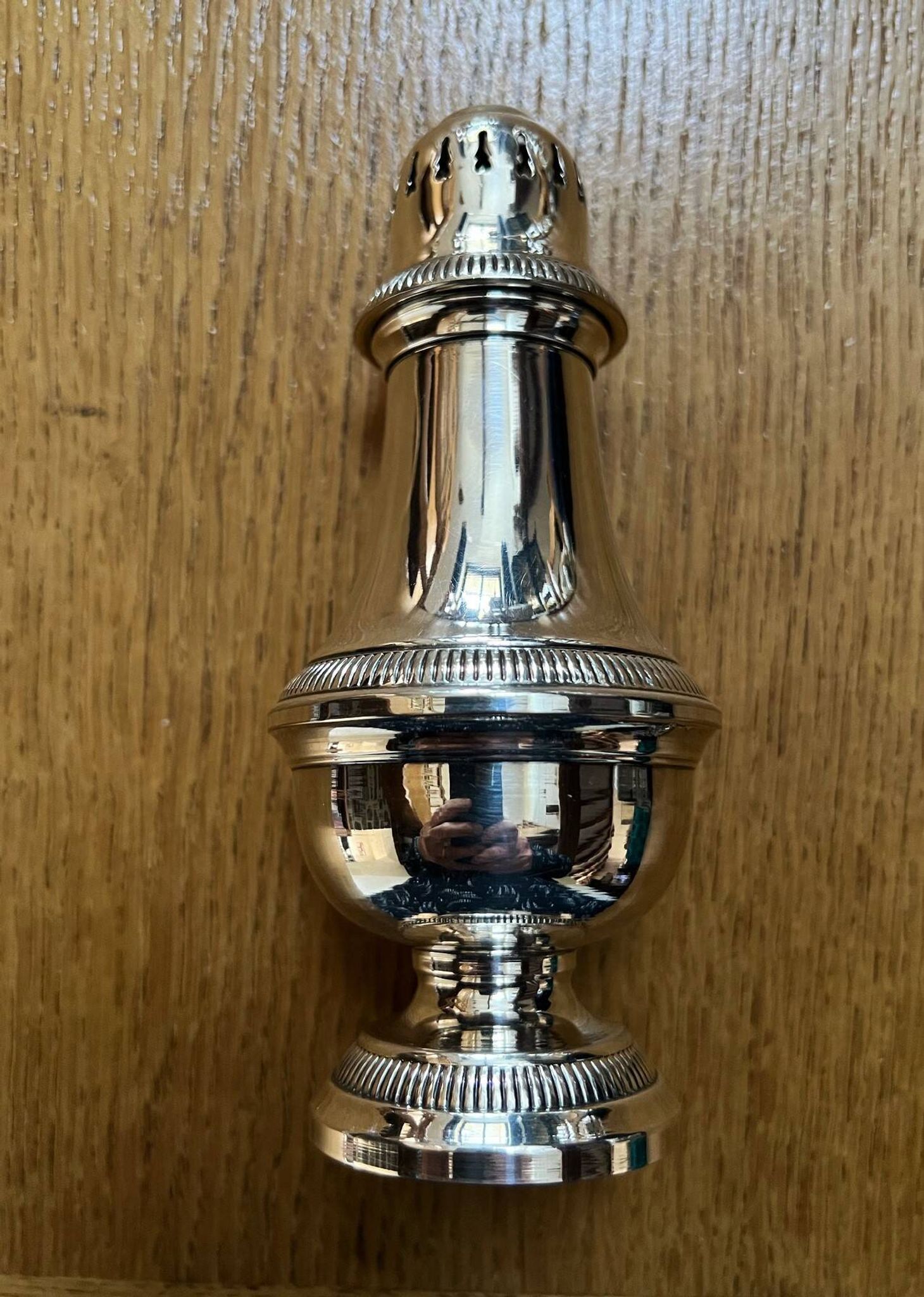 Baluster-shaped sprinkler with gadroons in silver-plated metal with 2 punches