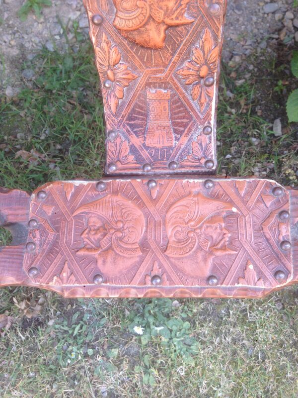 Chaise tripode brutaliste de voyage de conquistadors en sapin et cuir marouflé