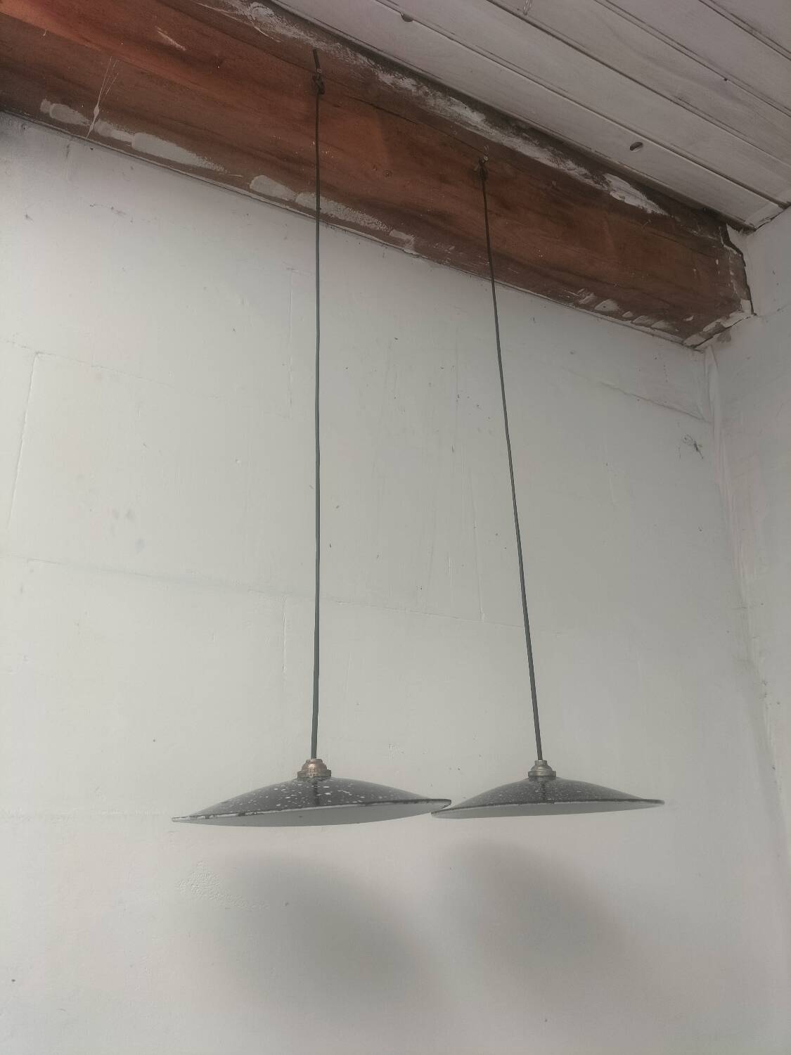 2 enamelled sheet metal suspensions