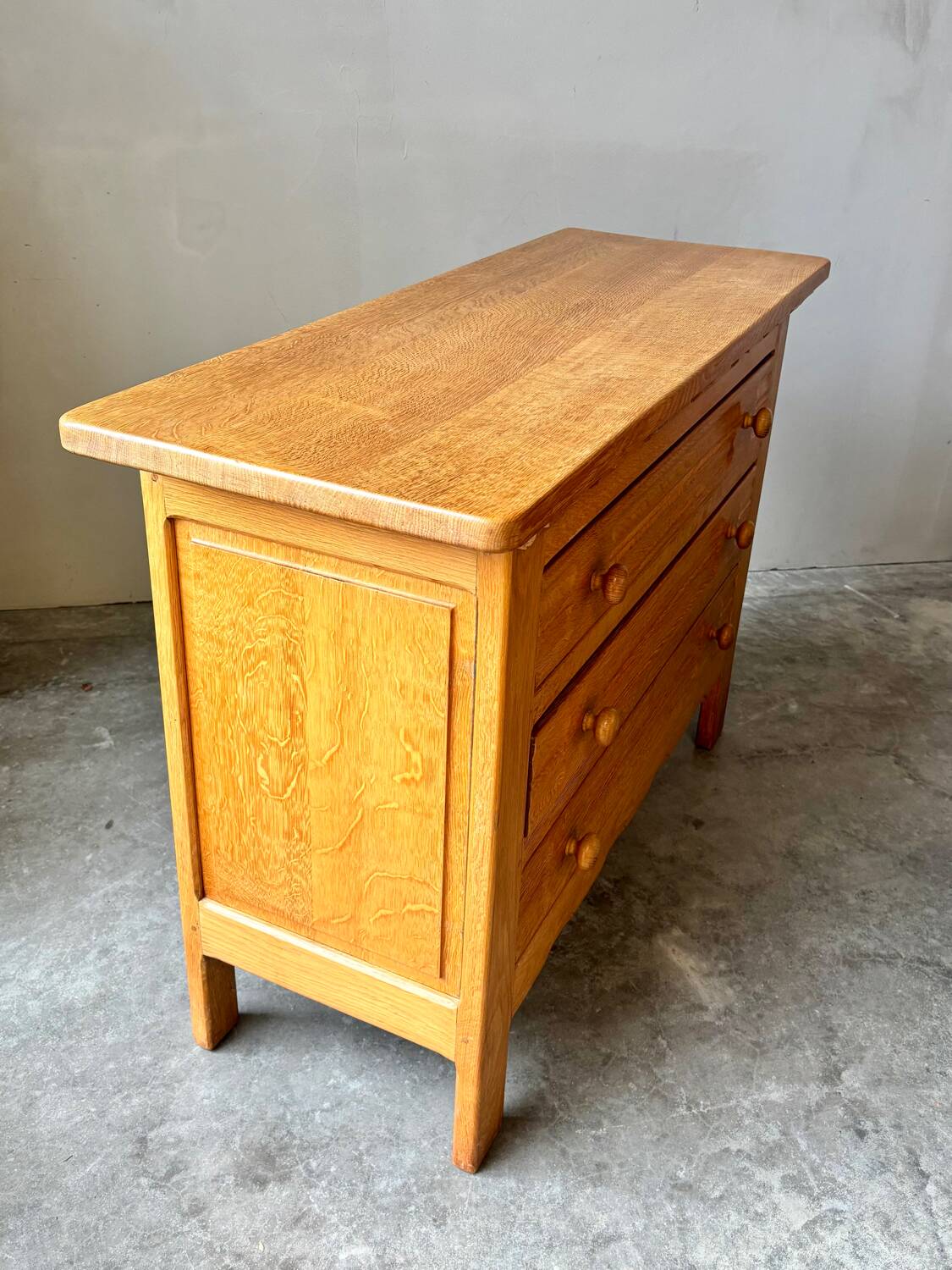 Commode ancienne en chêne massif, esprit Arts & Crafts