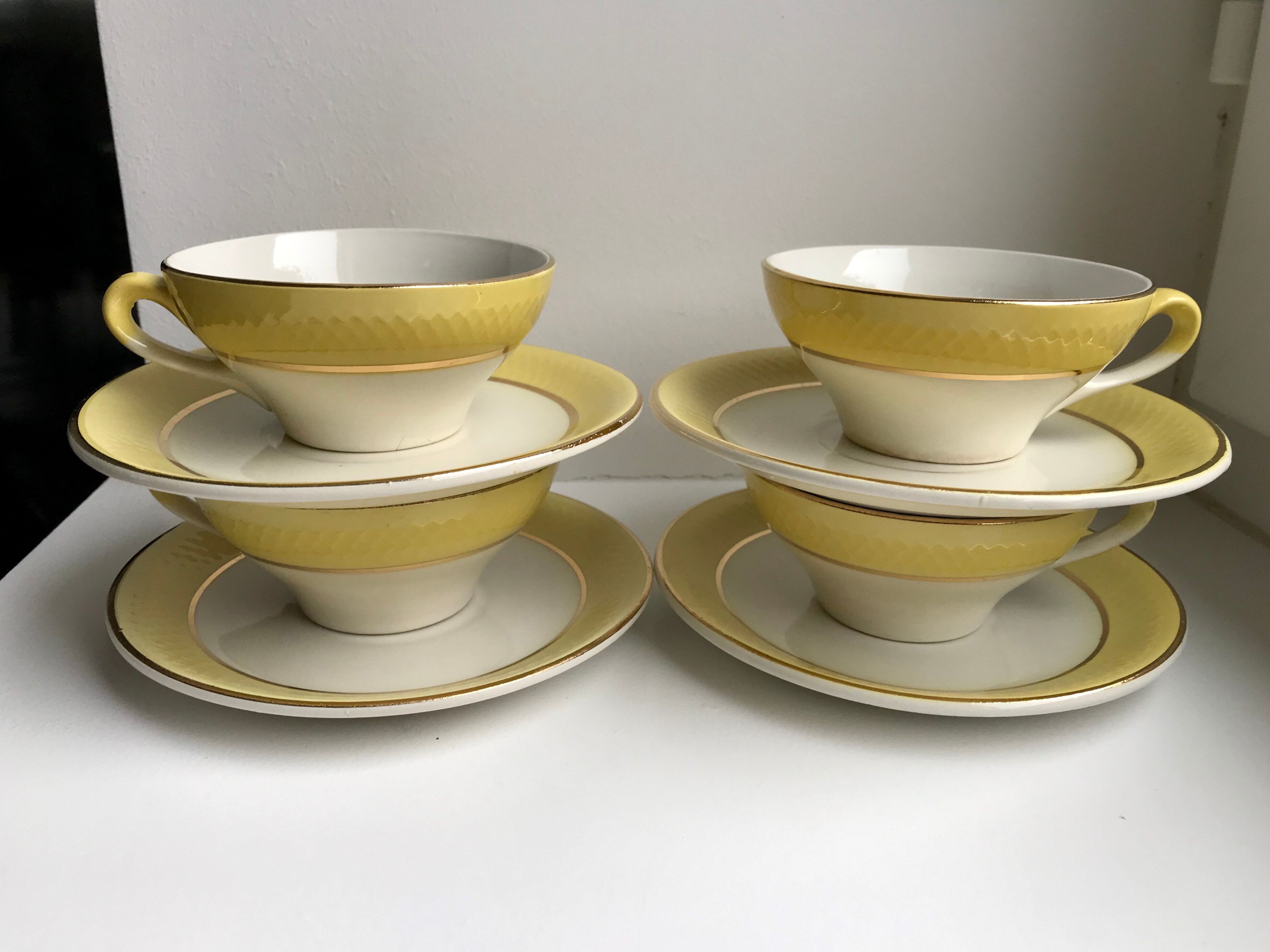 Lot de 4 tasses et sous-tasses jaune canari moulin des loups années 50