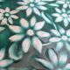 Dessous de plat vert à fleurs