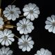 Paire de lampes de plafond en verre de Murano à fleurs blanches. Italie, années 1980.