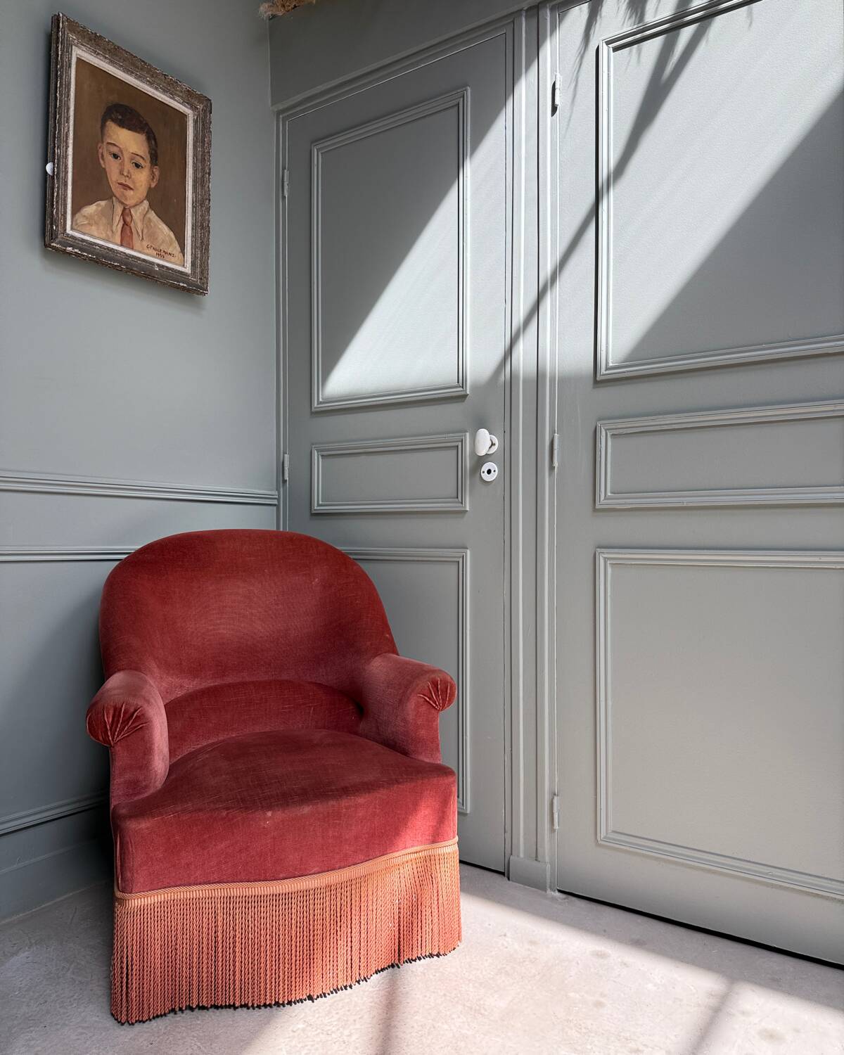 Pink velvet toad chair