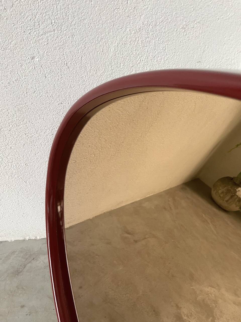 Red lacquered console and its mirror from the 80s