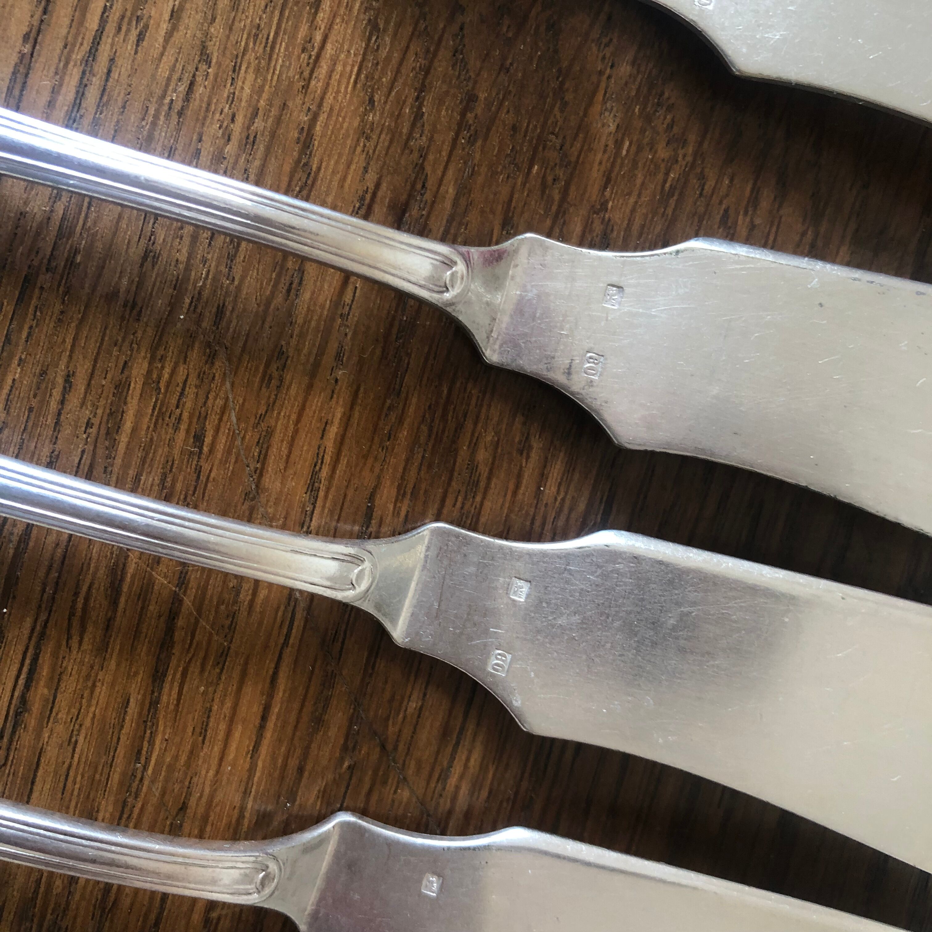 10 mismatched fish knives, silver metal