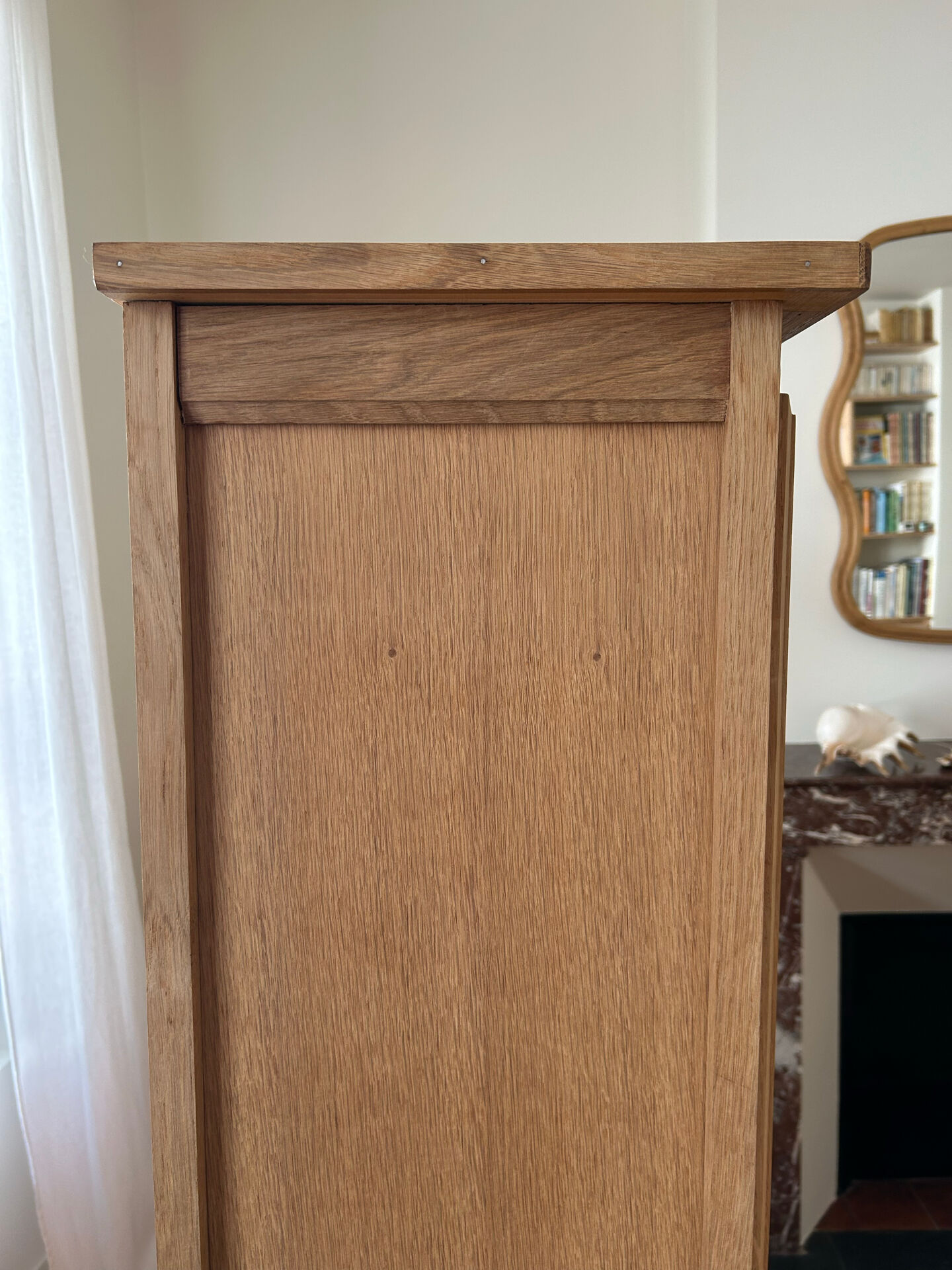 Armoire vitrée en chêne brut