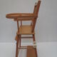 chaise haute de poupée à barreaux , bois clair